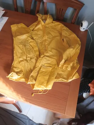 Chubasquero amarillo para lluvia
