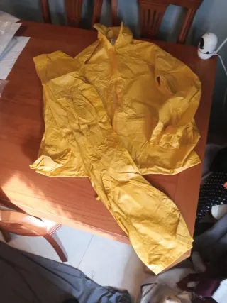 Chubasquero amarillo para lluvia