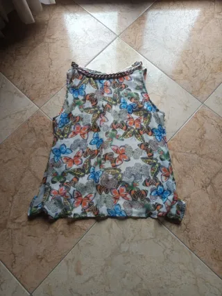 Blusa sin mangas con estampado de mariposas