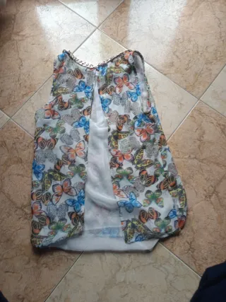 Blusa sin mangas con estampado de mariposas