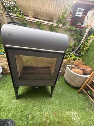 Barbacoa a leña negra y plateada