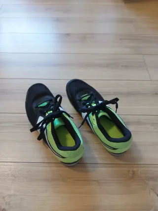 Zapatillas atletismo clavos negras y amarillo.