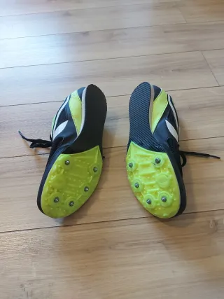 Zapatillas atletismo clavos negras y amarillo.