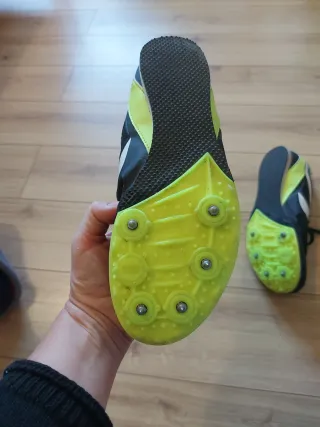 Zapatillas atletismo clavos negras y amarillo.