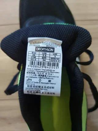 Zapatillas atletismo clavos negras y amarillo.