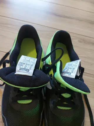 Zapatillas atletismo clavos negras y amarillo.