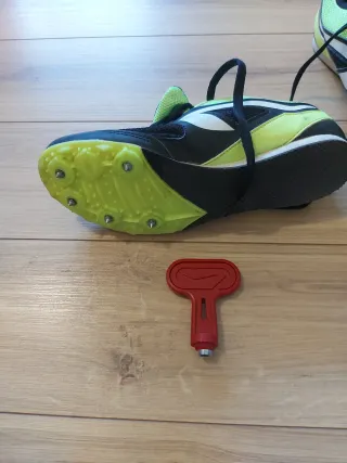 Zapatillas atletismo clavos negras y amarillo.