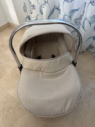 Carro de bebé beige Marca Bytax