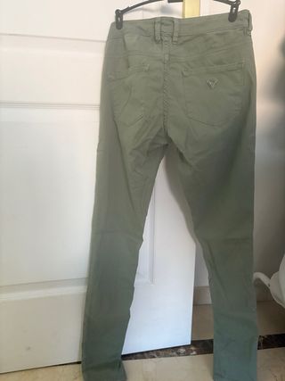 Pantalones pitillo verdes Guess