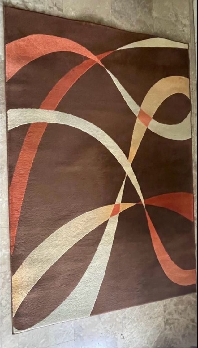 Alfombra de pelo con diseño curvo