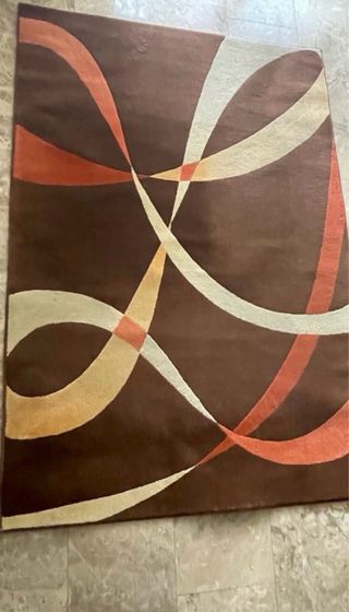 Alfombra de pelo con diseño curvo