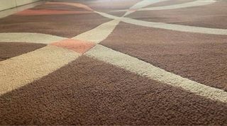 Alfombra de pelo con diseño curvo