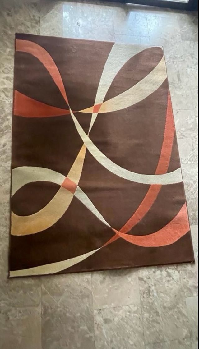 Alfombra de pelo con diseño curvo