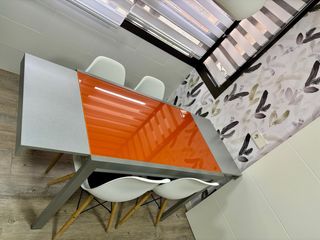 Tavolo da cucina in vetro arancione e metallo grigio