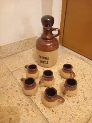 Botella de cerámica Special Bottle con vasos