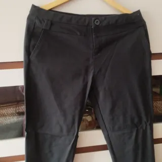 Pantalonenegro y azul marino con rayita blanca  .