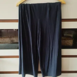 Pantalonenegro y azul marino con rayita blanca  .
