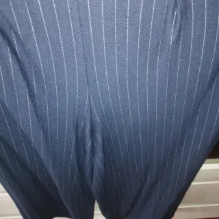 Pantalonenegro y azul marino con rayita blanca  .