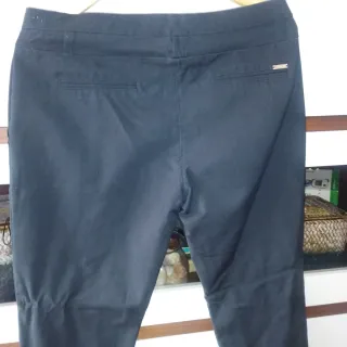 Pantalonenegro y azul marino con rayita blanca  .