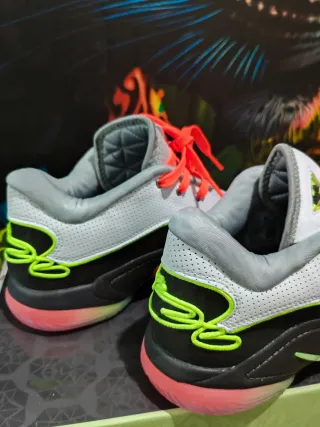 Nike LeBron 22 negro y amarillo neón