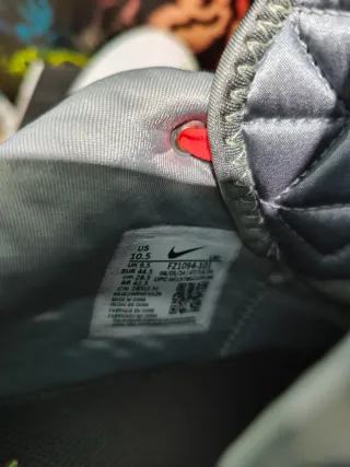 Nike LeBron 22 negro y amarillo neón