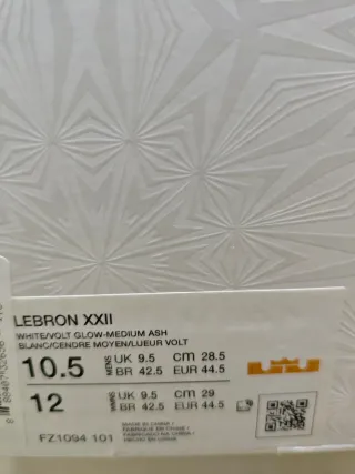 Nike LeBron 22 negro y amarillo neón