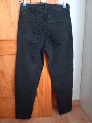 Vaqueros Mom Bershka Talla 36 Negros