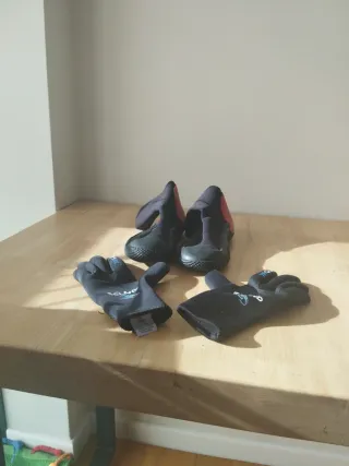 Escarpines y guantes de surf