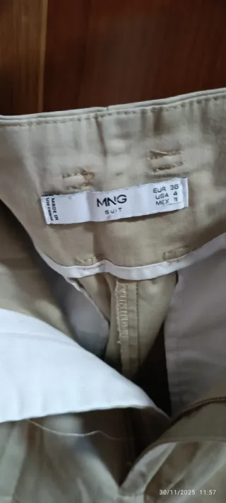 Pantalón de traje beige de mango