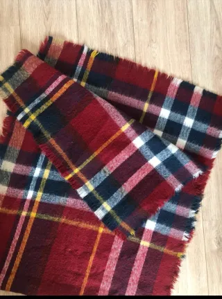 Bufanda de cuadros roja.