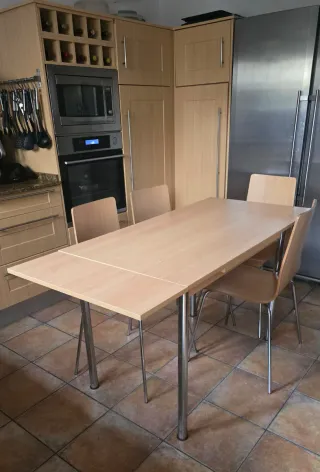 Mesa extensible y 4 sillas de cocina madera