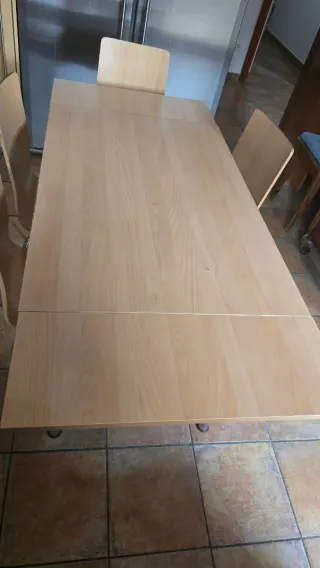 Mesa extensible y 4 sillas de cocina madera