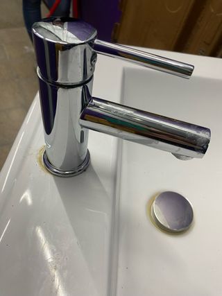 Mueble de baño con lavabo gris