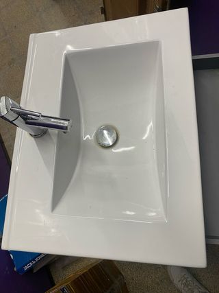 Mueble de baño con lavabo gris