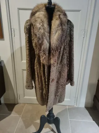 Abrigo de piel sintética con cuello de pelo