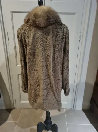 Abrigo de piel sintética con cuello de pelo