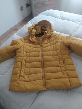 Chaqueta amarilla con capucha
