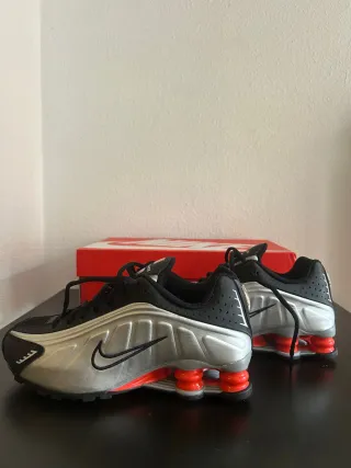 Nike Shox R4 metallic silver red