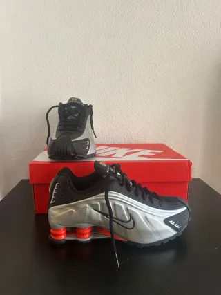 Nike Shox R4 metallic silver red