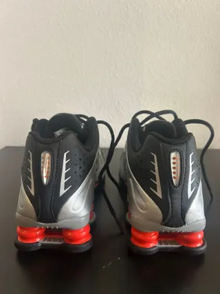 Nike Shox R4 metallic silver red