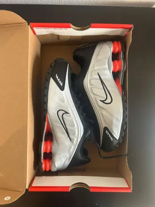 Nike Shox R4 metallic silver red