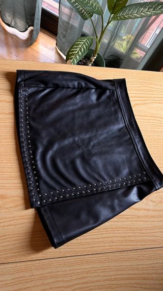 Falda polipiel negra tachuelas