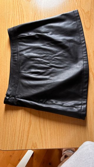 Falda polipiel negra tachuelas