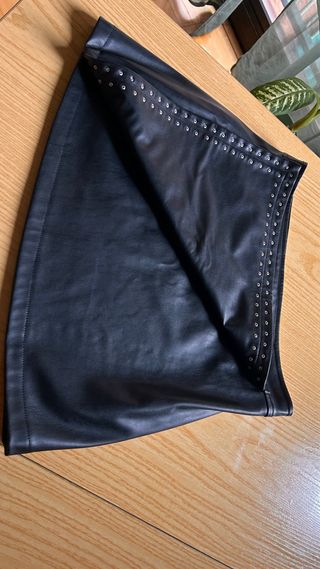 Falda polipiel negra tachuelas