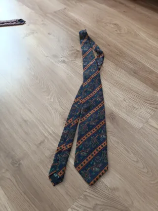 Corbata de seda azul y naranja