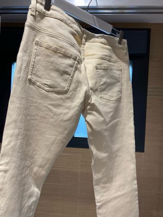 Vaqueros beige tipo bermuda larga