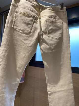 Vaqueros beige tipo bermuda larga