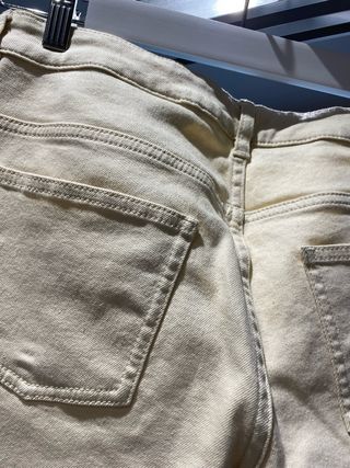 Vaqueros beige tipo bermuda larga