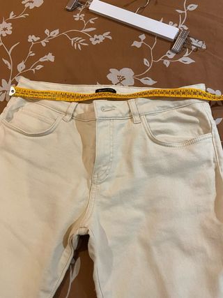 Vaqueros beige tipo bermuda larga