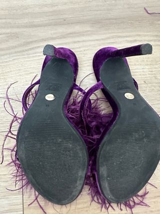 Zapatos de tacón Zara morados con plumas